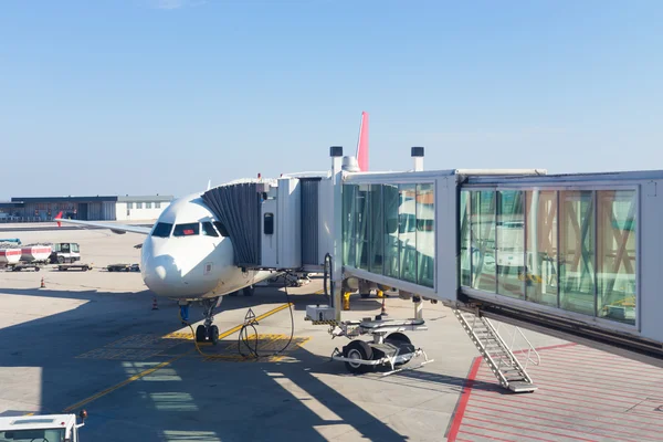 Jetway conecting uçak Havaalanı Kalkış kapıları. — Stok fotoğraf