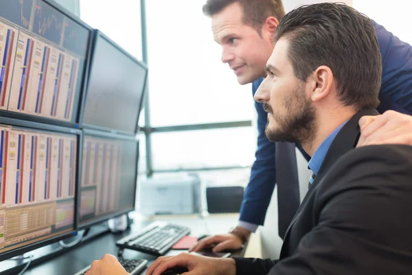 Stock handelaren kijken naar computerschermen. — Stockfoto