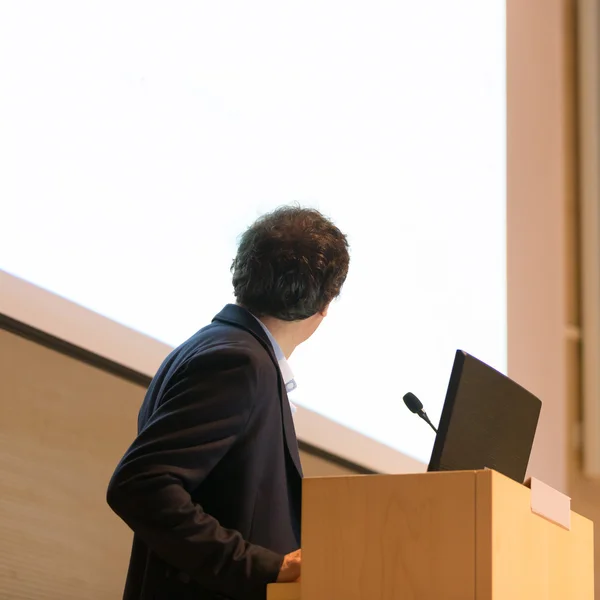 Ponente dando charla en el podio en la Conferencia de Negocios . — Foto de Stock