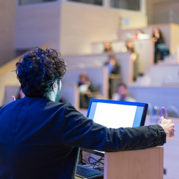 Spreker praten op podium geven op Business Conference. — Stockfoto