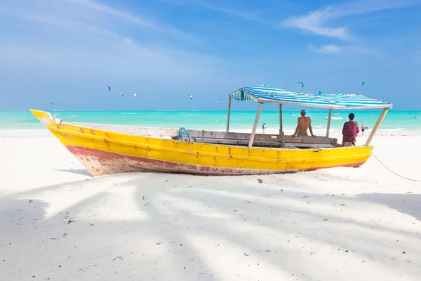 Praia de areia tropical branca em Zanzibar . — Fotografia de Stock