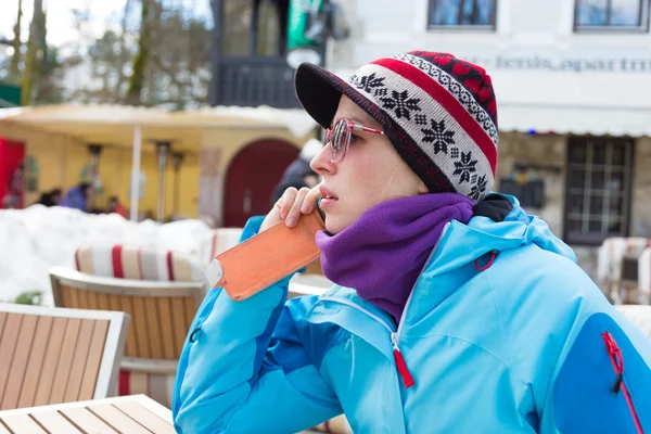 Mujer en estación de esquí con smartphone . — Foto de Stock