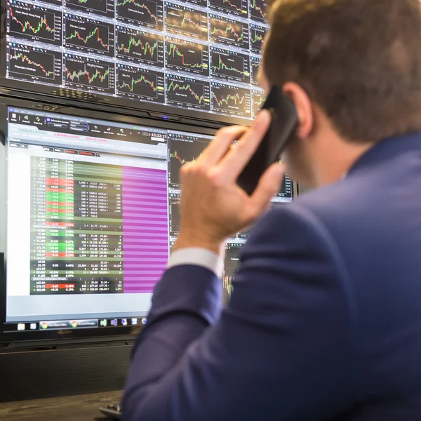 Comerciante de ações olhando para telas de computador . — Fotografia de Stock