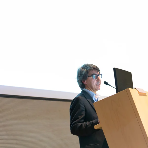 Ponente dando charla en el podio en la Conferencia de Negocios . — Foto de Stock
