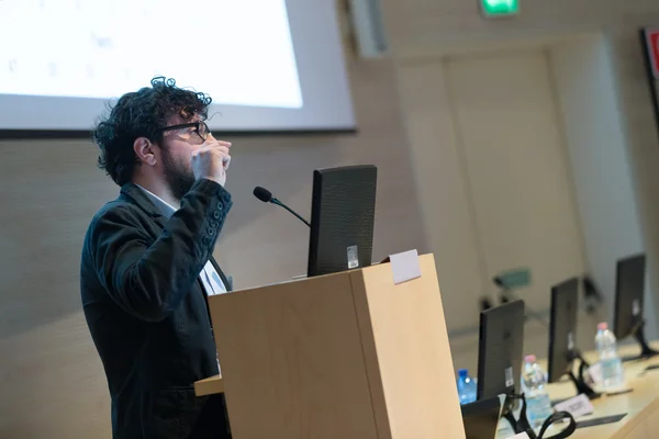 Redner hält Vortrag auf Podium bei Wirtschaftskonferenz. — Stockfoto