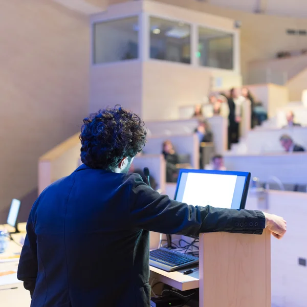 Ponente dando charla en el podio en la Conferencia de Negocios . —  Fotos de Stock