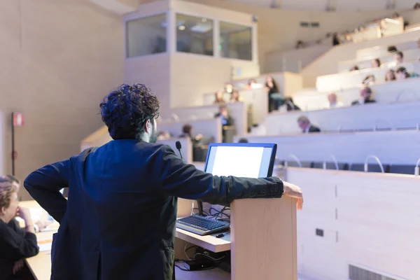 Palestrante dando palestra no pódio na conferência de negócios . — Fotografia de Stock