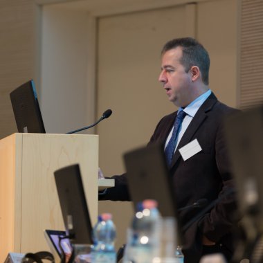 Konuşma podyumda iş toplantısında konuşmacı.