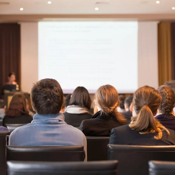 Publiek in de collegezaal. — Stockfoto