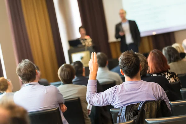 Publiek in de conferentiezaal. — Stockfoto