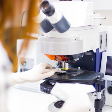 Sağlık bakım profesyonel microscoping.