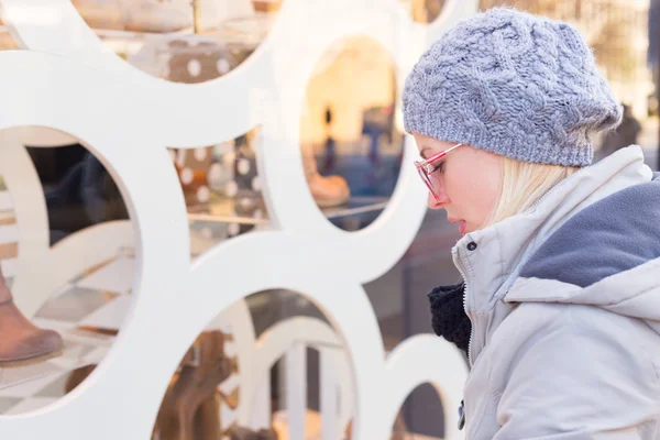 Woman window shopping. — Stock Photo, Image