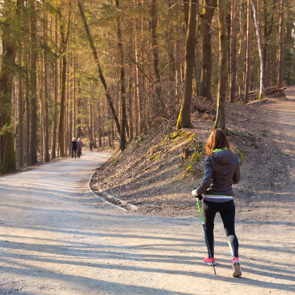 Woman hiking in nature. — Stock Photo, Image