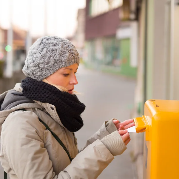 Jovencita publicando cartas . — Foto de Stock