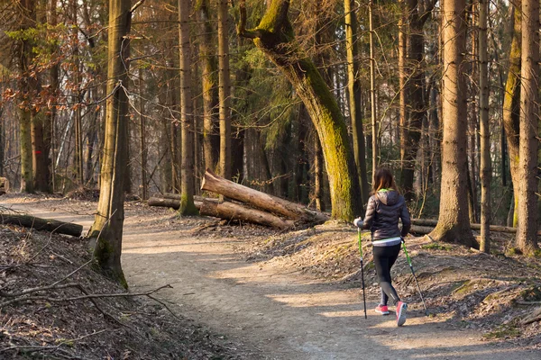 Kvinna vandring i naturen. — Stockfoto