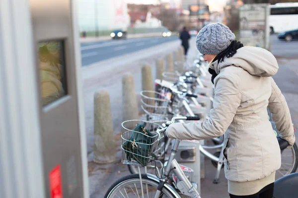 Estación de bicicletas urbanas en alquiler . — Foto de Stock