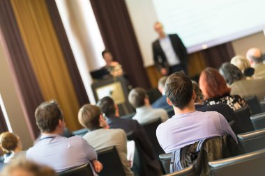 Konferans salonundaki izleyiciler..