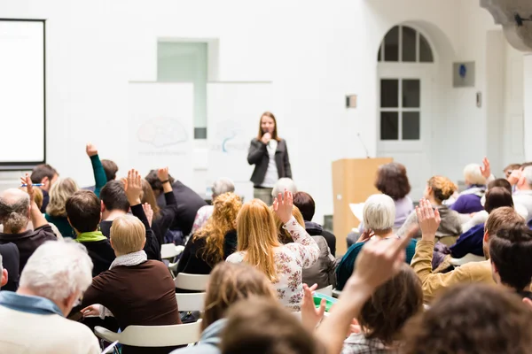 Public dans la salle de conférence. — Photo