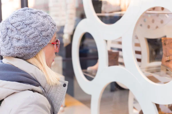 Woman window shopping. — Stock Photo, Image