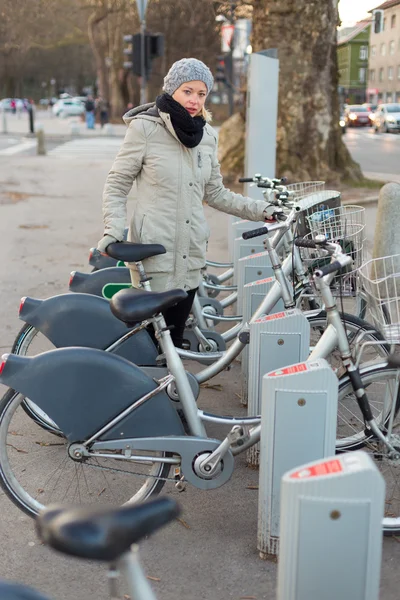 Estación de bicicletas urbanas en alquiler . — Foto de Stock