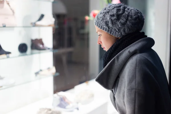 Kvinna fönstershopping. — Stockfoto