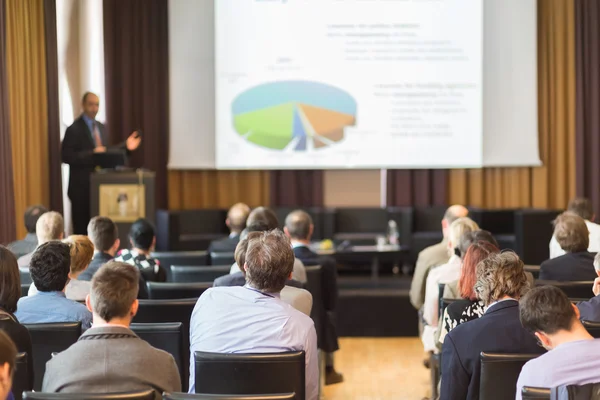 Talare vid företagskonferens och presentation — Stockfoto