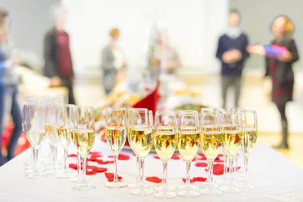 Feestzaal gebeurtenis. Champagne op tafel. — Stockfoto