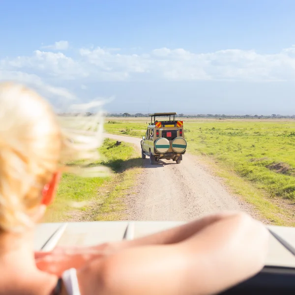 Frau auf Safari durch afrikanische Tierwelt. — Stockfoto