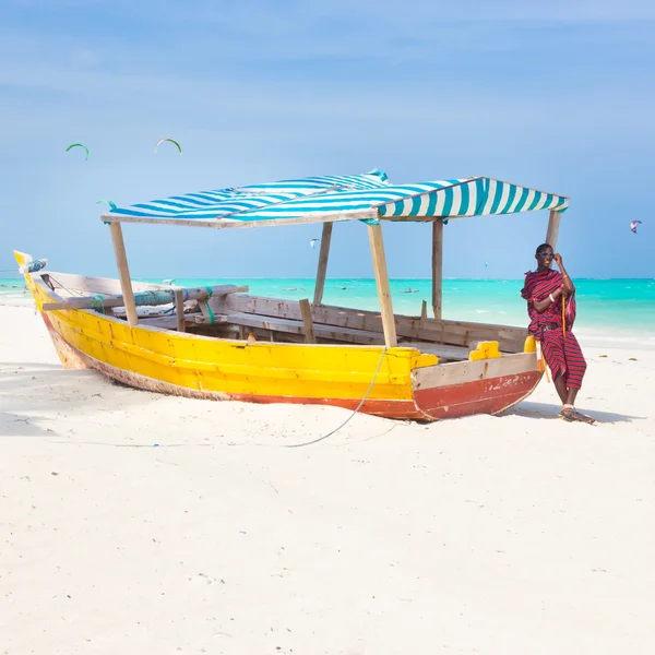 Playa de arena tropical blanca en Zanzíbar . — Foto de Stock