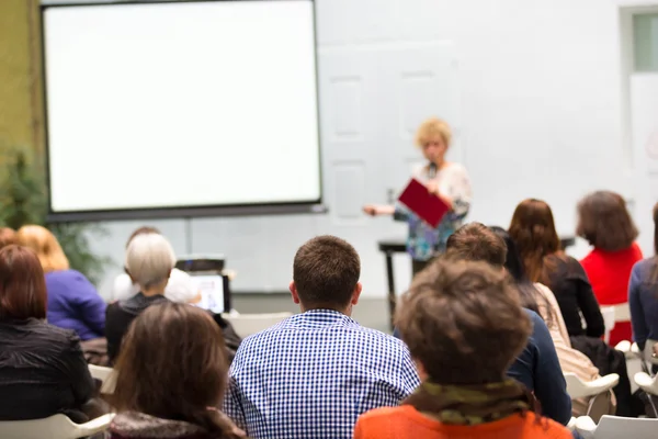 Donna che tiene conferenze all'università . — Foto Stock