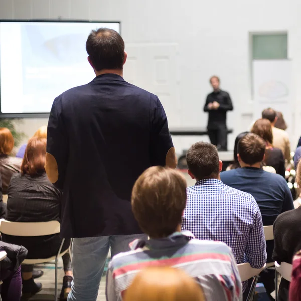 Pubblico nella sala conferenze. — Foto Stock