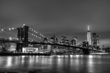 Brooklyn Köprüsü alacakaranlıkta, New York City.