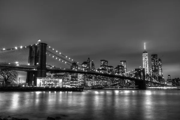 Brooklyn Bridge bij schemering, New York City. — Stockfoto