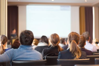 Konferans salonundaki izleyiciler..