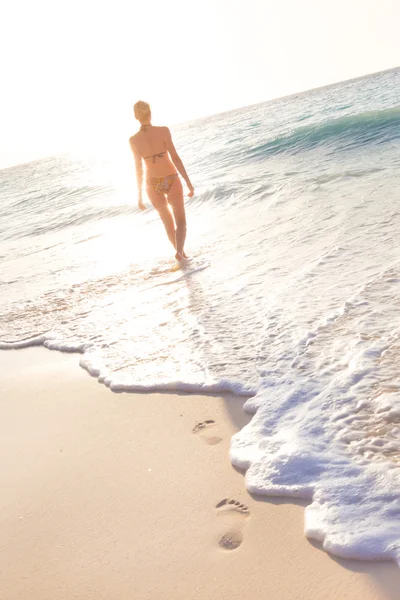 Mujer corriendo en la playa al atardecer . —  Fotos de Stock