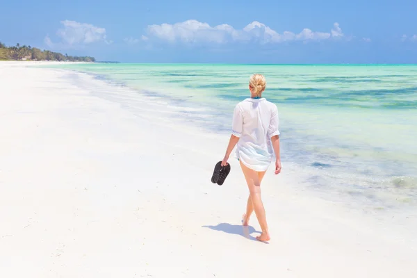 Vrouw met zonsondergang op het strand. — Stockfoto