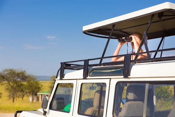 Frau auf Safari mit Fernglas. — Stockfoto