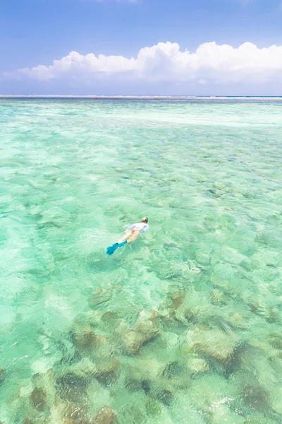 Vrouw snorkelen in de azuurblauwe zee. — Stockfoto