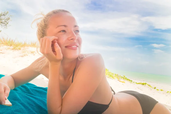 Lycklig kvinna i bikini på stranden. — Stockfoto