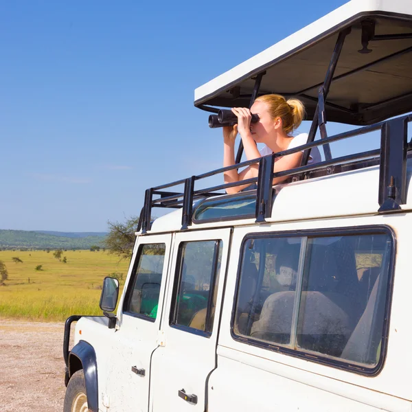 Frau auf Safari mit Fernglas. — Stockfoto