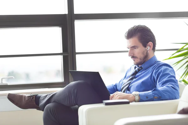 Affärsman i office arbetar på sin laptop. — Stockfoto