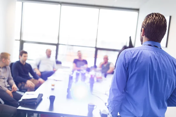 Geschäftspräsentation auf Unternehmenstreffen. — Stockfoto