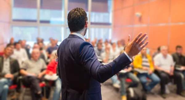 Előadó az üzleti konferencián és prezentáción. — Stock Fotó