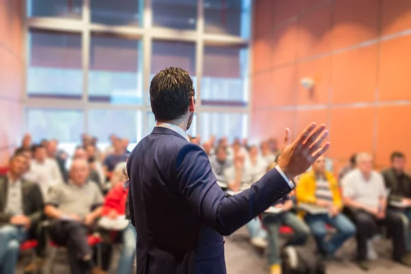 Talare vid företagskonferens och presentation. — Stockfoto