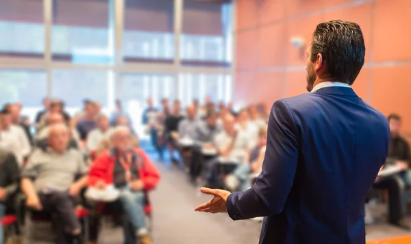 Talare vid företagskonferens och presentation. — Stockfoto