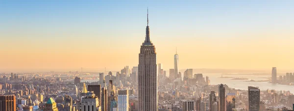 Ciudad de Nueva York Manhattan skyline en la puesta del sol . — Foto de Stock