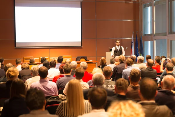 Talare vid företagskonferens och presentation. — Stockfoto