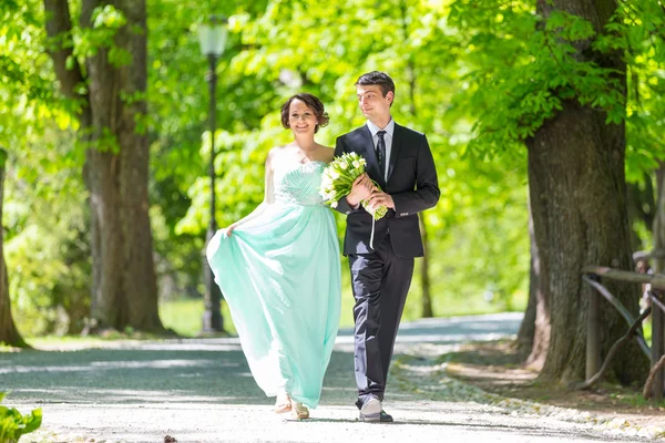Hochzeitspaar spaziert in Park. — Stockfoto