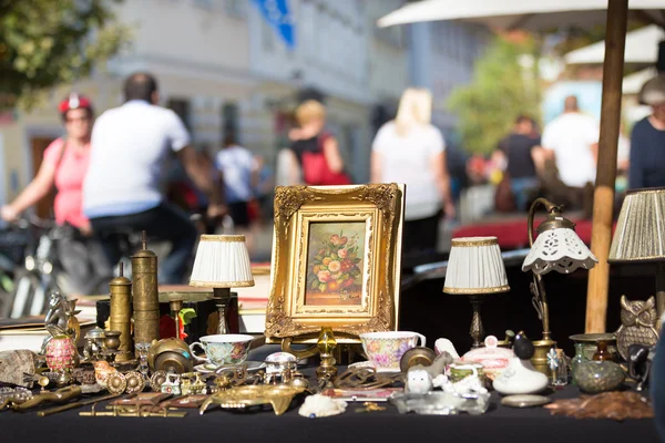 Domenica mercatino delle pulci . — Foto Stock