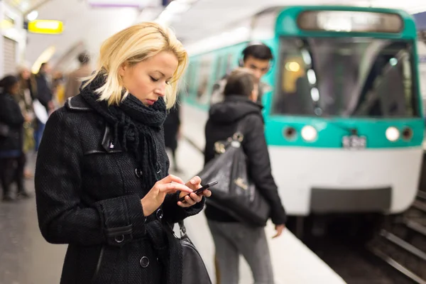 Femme dans une station de métro . — Photo